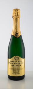 DSC01511 Tera Galos Flasche Welschriesling Brut-Dunkel-Gold 